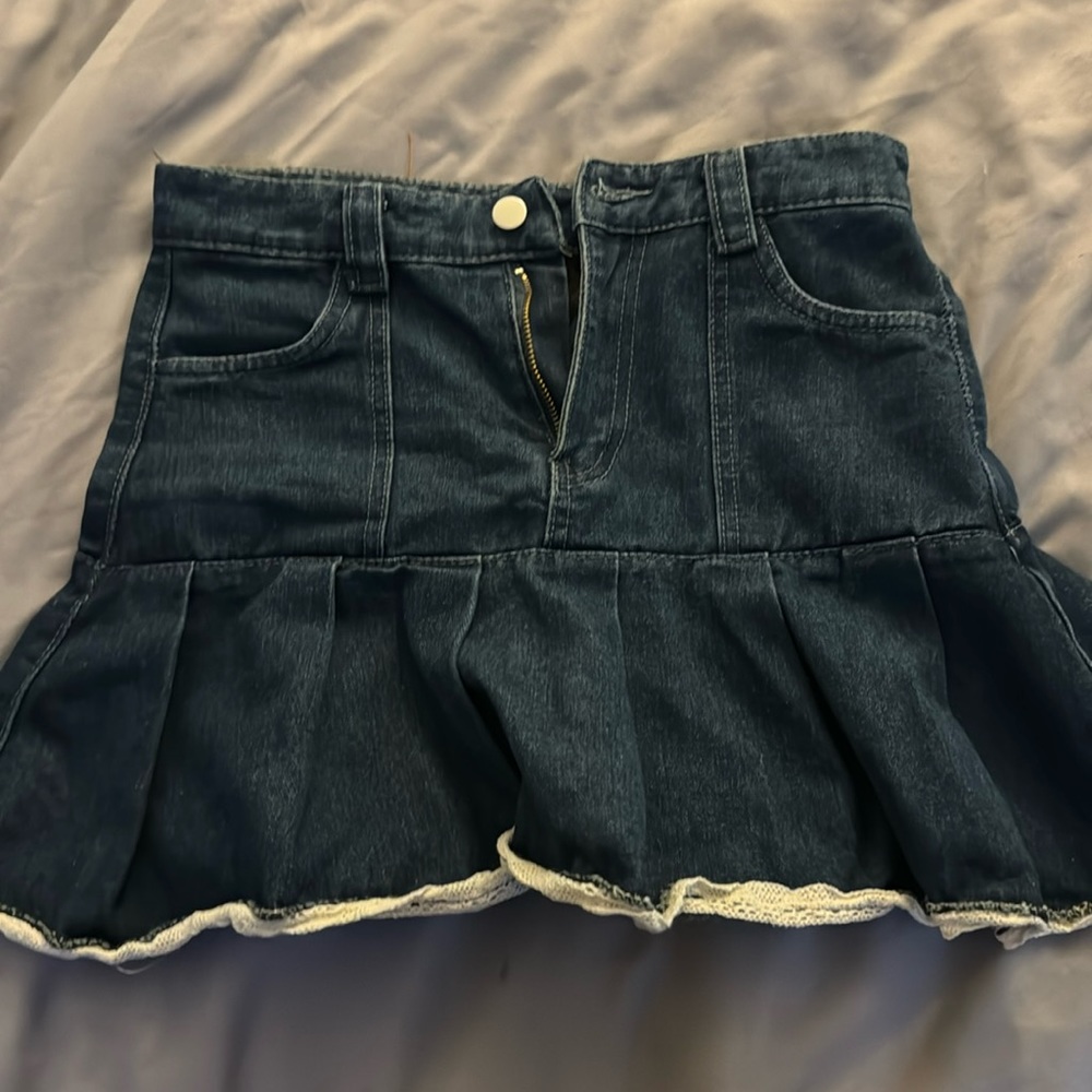 Cute mini skirt!